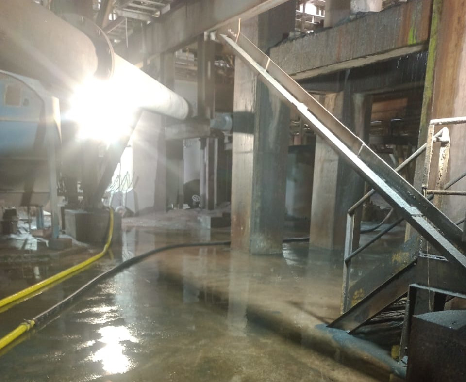 Limpeza manual em correias transportadoras