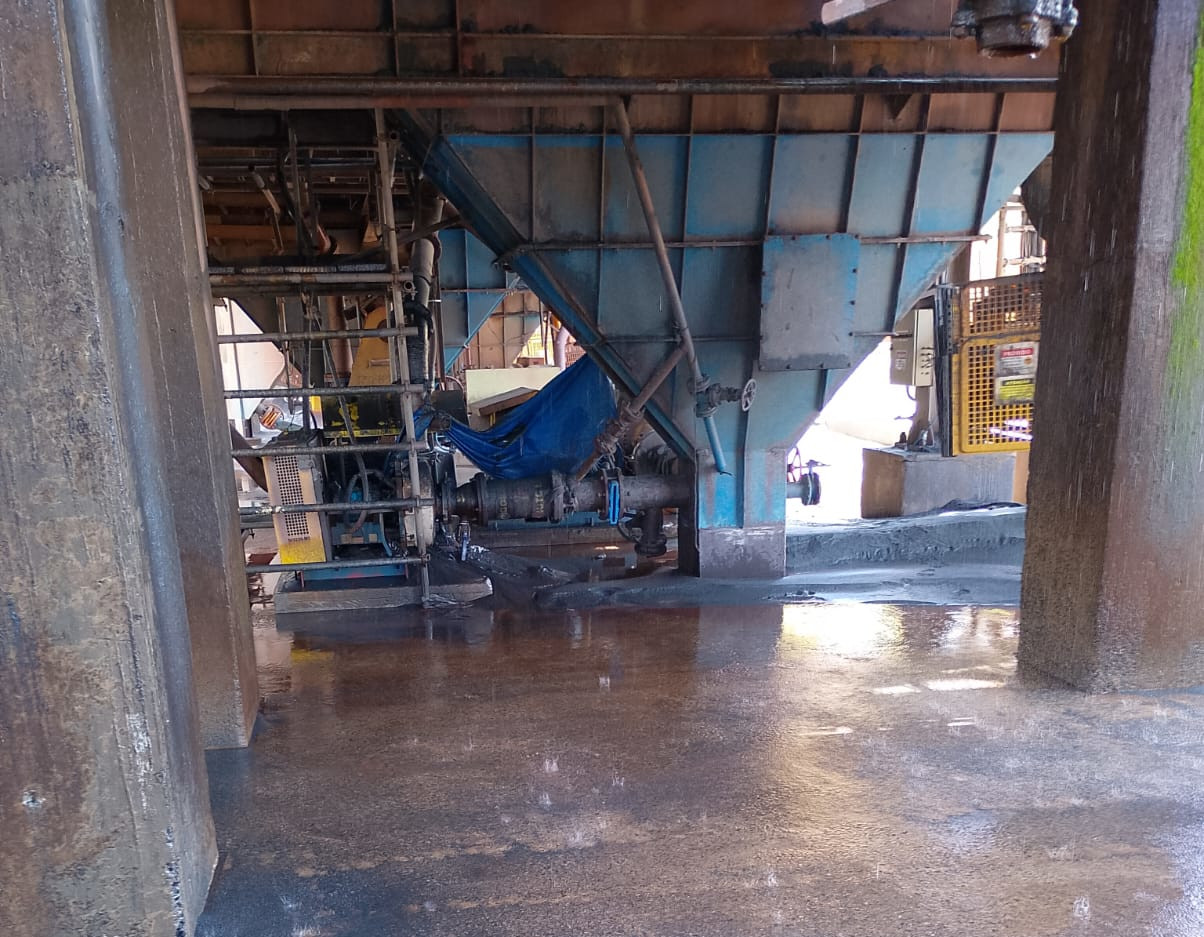 Equipe realizando desincrustação manual